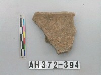 藏品(灰褐色粗砂陶口緣)的圖片